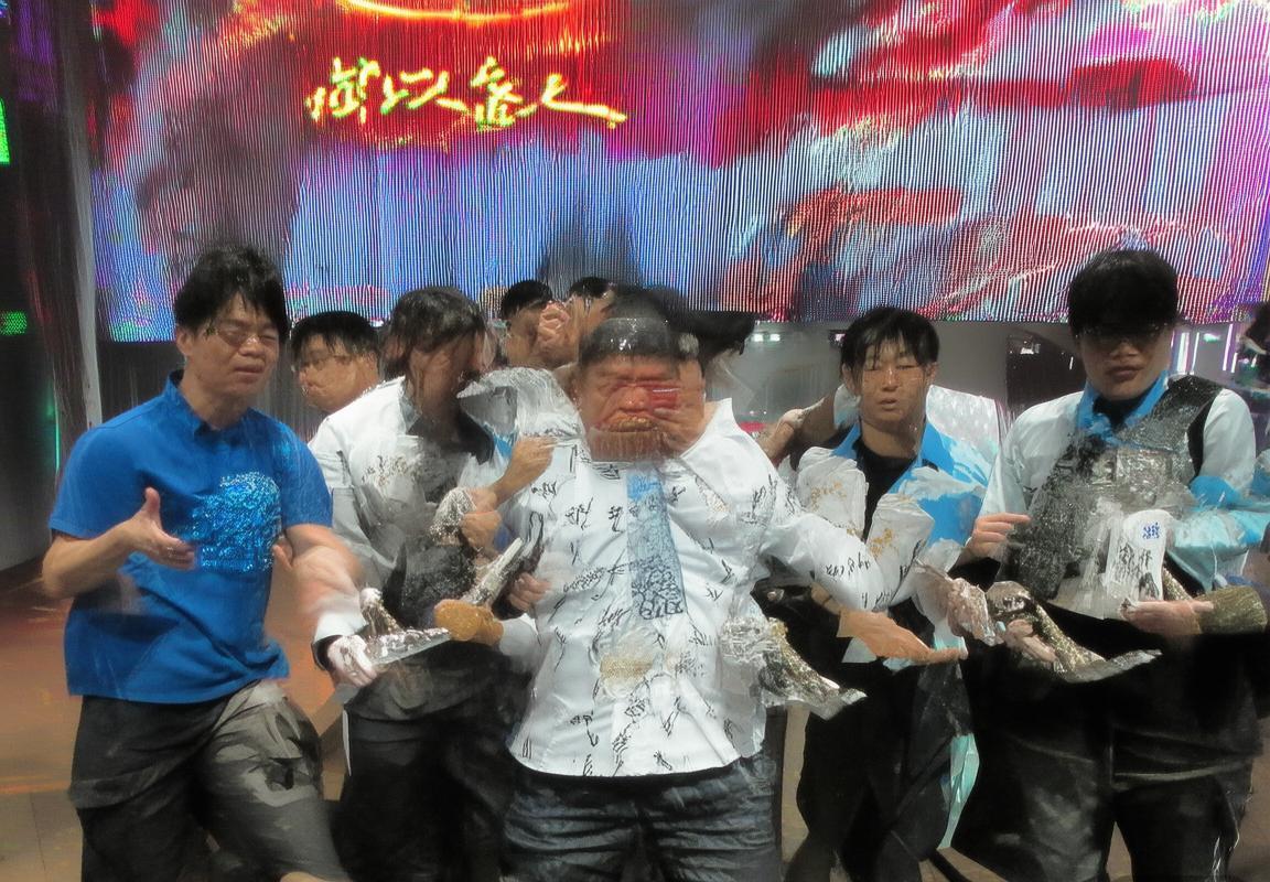 亚历山大领衔雷霆队创NBA历史最佳开局，霍姆格伦攻防惊艳，二当家伤愈复出助力冲冠